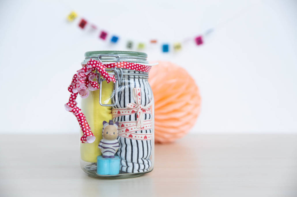 Vorratsglas befüllt mit kleinen Aufmerksamkeiten